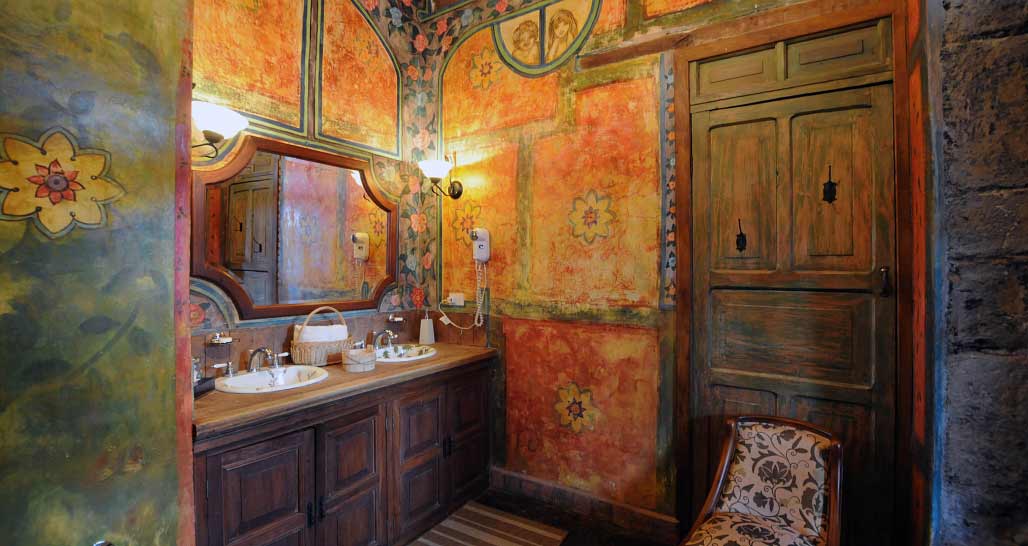 Hacienda San Agustin de Callo - hand painted bathroom
