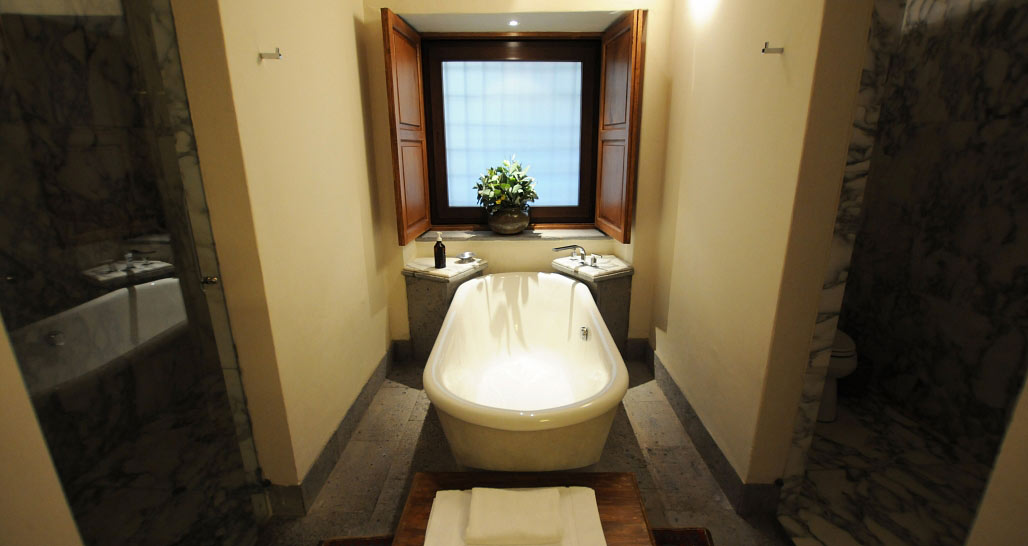 Suite bathroom